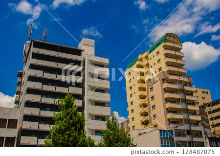 [Kyoto scenery] Sky and buildings on Gojo Street (from Kawaramachi Gojo to Horikawa Gojo) 128487075
