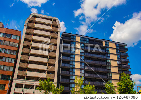 [Kyoto scenery] Sky and buildings on Gojo Street (from Kawaramachi Gojo to Horikawa Gojo) 128487080