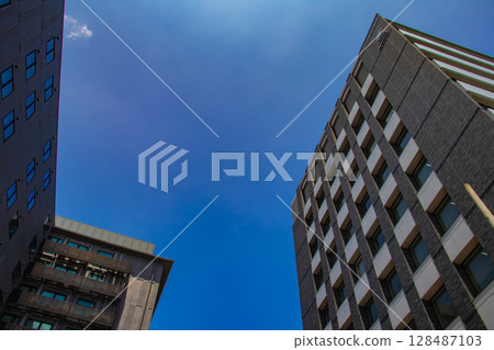 [Kyoto scenery] Sky and buildings on Gojo Street (from Kawaramachi Gojo to Horikawa Gojo) 128487103