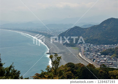 The coastline of Shichirimihama as seen from a high point 128487193