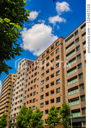 [Kyoto scenery] Sky and buildings on Gojo Street (from Kawaramachi Gojo to Horikawa Gojo) 128487528