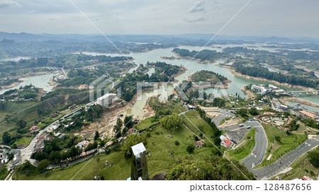 View of the lake and islands below El Peño (Guatape, Colombia) 128487656