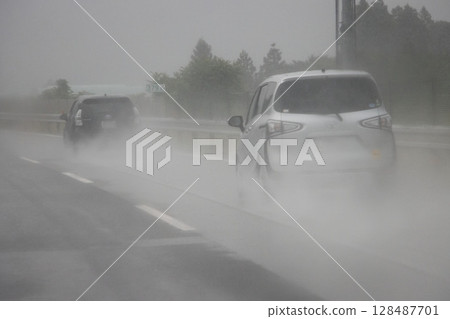 突如其來的暴雨:車輛行駛,濺起水花 突如其來的暴雨:車輛行駛,濺起水花 128487701