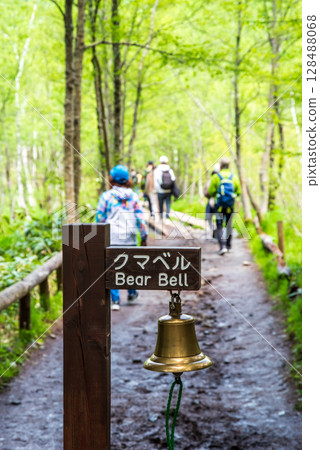 Scenery of Kamikochi "Bear bells installed on the promenade" 128488068