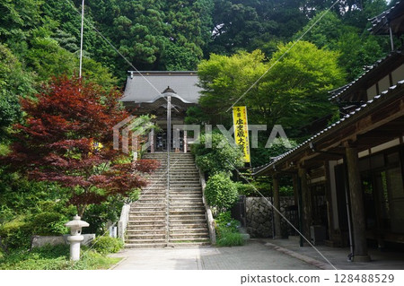 Manpukuji Temple is located at an altitude of 600m in Tsuyama City, Okayama Prefecture. Manpukuji Temple is located at an altitude of 600m in Tsuyama City, Okayama Prefecture. 128488529