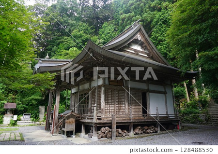 Manpukuji Temple, located at an altitude of 600m in Tsuyama City, Okayama Prefecture: Main Hall 128488530