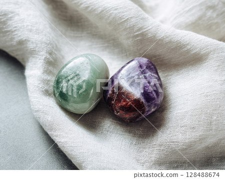 兩塊天然石頭放在白布上 AI 圖像 128488674