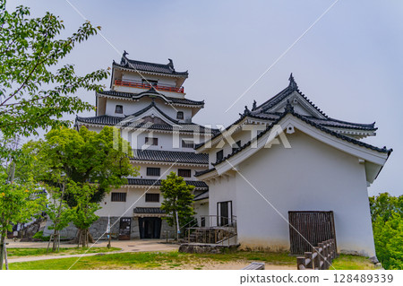 （佐賀縣）被新綠環繞的唐津城 128489339