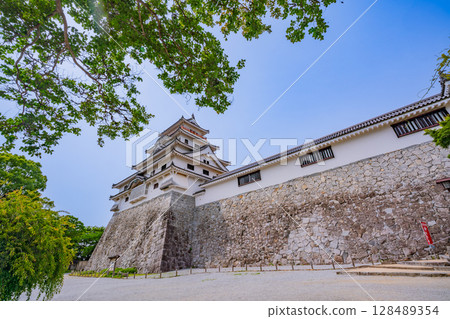 （佐賀縣）被新綠環繞的唐津城 128489354