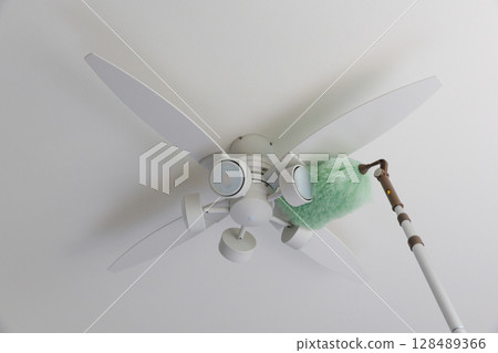 用除塵器清潔吊扇燈 128489366