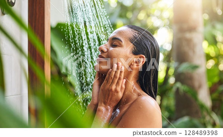 一位女士正在洗澡和洗臉 128489398