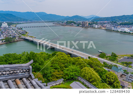 (Saga Prefecture) Looking down on Maizuru Bridge and Matsuura River from the tower of Karatsu Castle 128489430