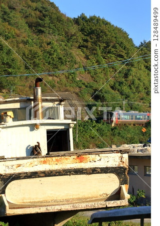 Local train running along the seaside 128489499