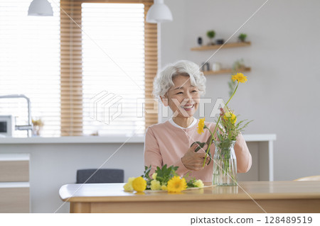 在家插花的老年婦女 128489519