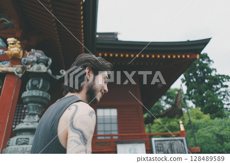 alien, caucasian, sightseeing 128489589