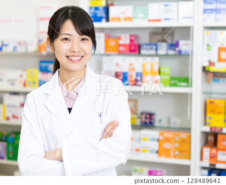 Smile female pharmacist 128489641
