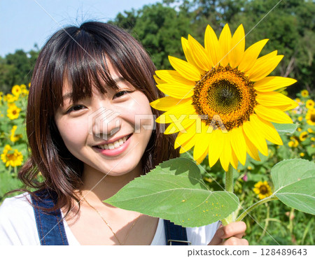 向日葵和微笑的女人 128489643