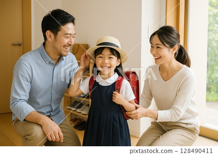 父母送女兒上學的甜蜜早晨 父母送女兒上學的甜蜜早晨 128490411