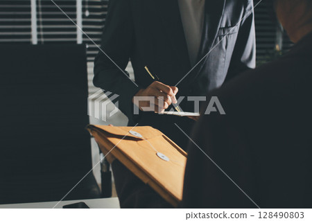 Lawyer explained to the client about the law that must be brought against the court case. 128490803