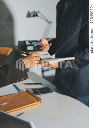 Lawyer explained to the client about the law that must be brought against the court case. 128490804