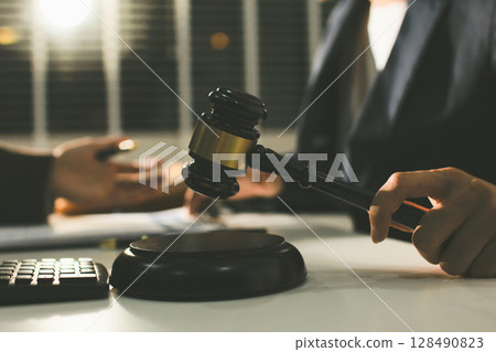 Lawyer explained to the client about the law that must be brought against the court case. 128490823
