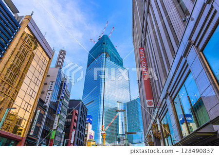 七月的東京城市景觀。日本橋和日本橋一丁目的重建計畫。新時代… 128490837