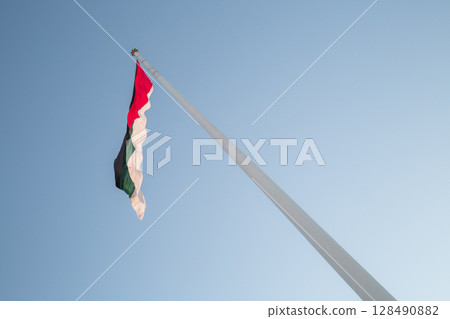 [約旦] 巨大的阿拉伯起義旗幟在亞喀巴晴朗的天空中飄揚 128490882