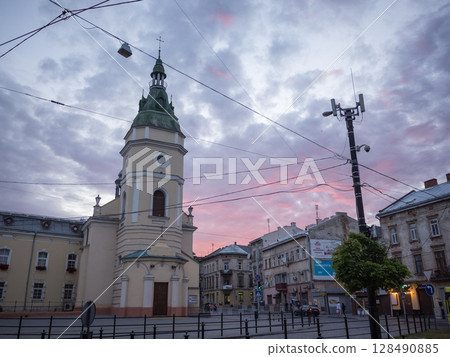 [烏克蘭]利沃夫老城區天主教堂的外觀和黃昏時分紅色的雲層 128490885