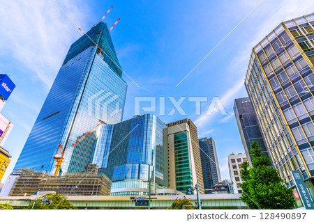 七月的東京城市景觀。日本橋和日本橋一丁目的重建計畫。新時代… 128490897