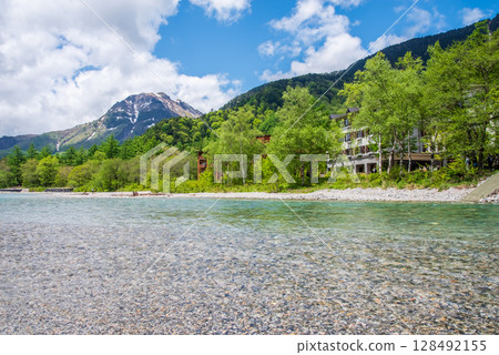 上高地的風景「梓川的流淌與燒岳」 128492155