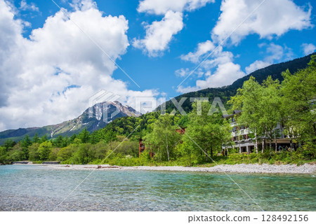 上高地的風景「梓川的流淌與燒岳」 128492156