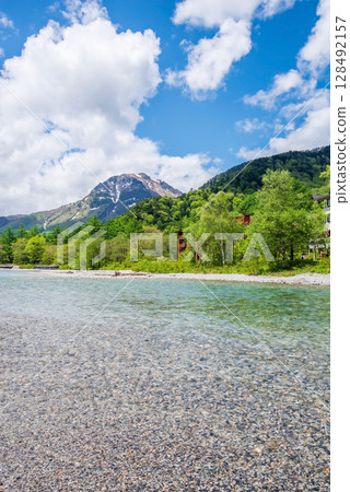 Scenery of Kamikochi "The flow of the Azusa River and Mount Yakedake" 128492157