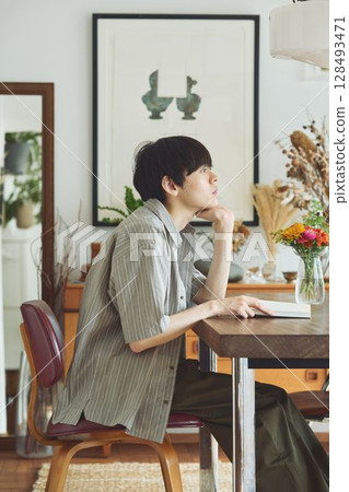 一個人在客廳裡看書 128493471