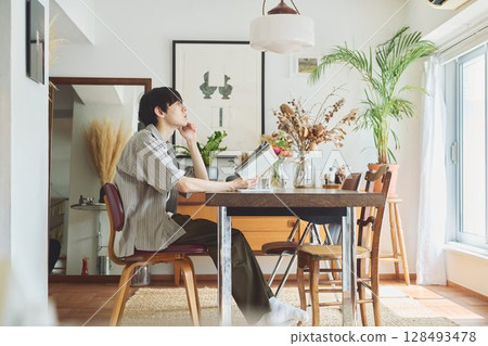 一個人在客廳裡看書 128493478