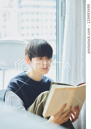 靠窗讀書的男人 128493499
