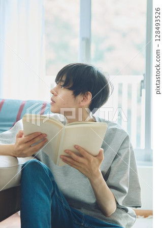 靠窗讀書的男人 128493526