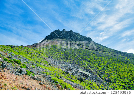 Scenery of Mt. Chausu in the summer season in Nasu Tochimachi, Nasu District, Tochigi Prefecture 128493986