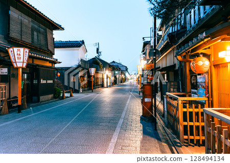 京都黎明前的花見小路 *拍攝於公共道路 128494134