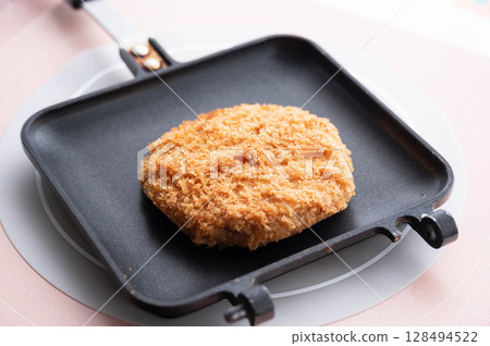 重新烘烤前的肉末炸肉排 128494522