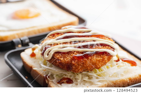 製作肉排熱三明治 製作肉排熱三明治 128494523