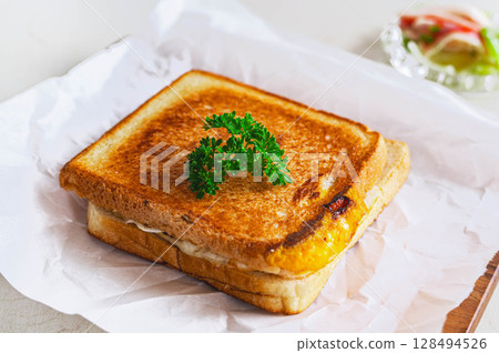 烤熱三明治 128494526