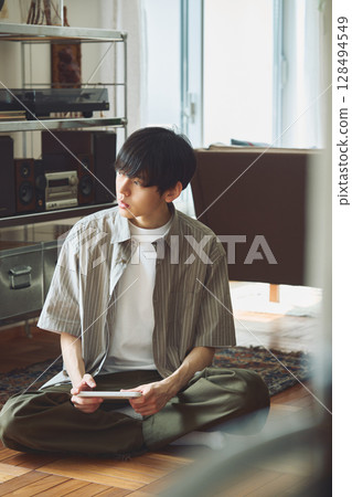 一個男人在房間裡思考 128494549