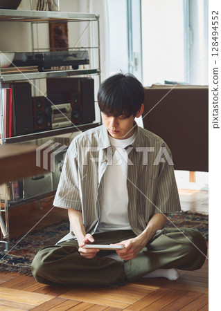 一個男人在房間裡思考 一個男人在房間裡思考 128494552
