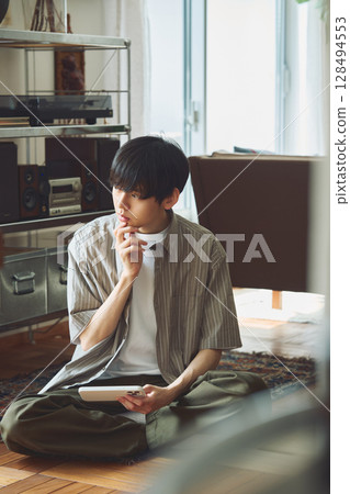 一個男人在房間裡思考 128494553