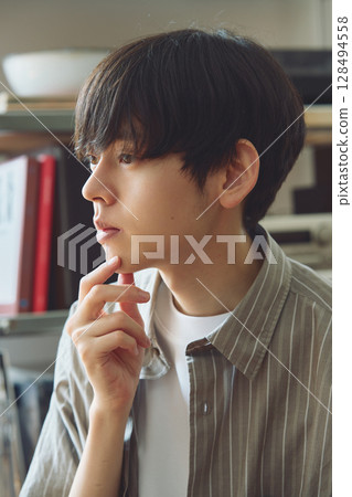 一個男人在房間裡思考 128494558