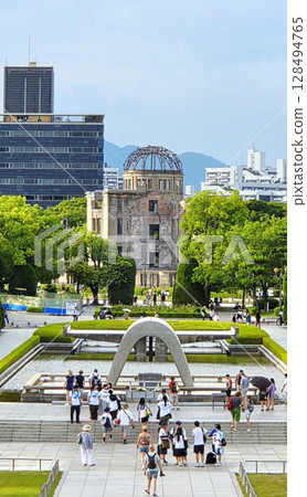 夏季參觀廣島原子彈爆炸圓頂屋和和平紀念公園的人們 128494765