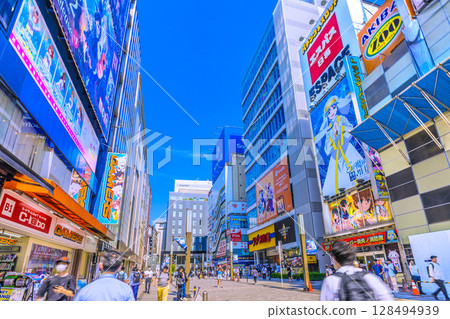 7月3日，日本東京城市景觀。入境旅遊持續成長…秋葉原熙熙攘攘，外國遊客絡繹不絕，重建工作正在進行中。 128494939