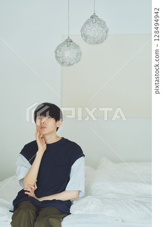男性在床上放鬆 男性在床上放鬆 128494942