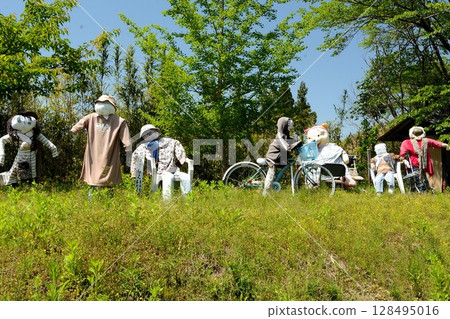 Dolls along the highway 128495016