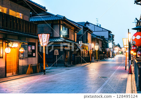 Kyoto: Cherry blossom viewing alley at dawn 128495124